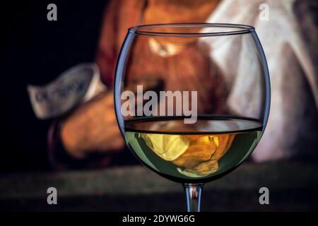 Das klassische Porträt der alten Frau des italienischen Künstlers Giorgione (1477-1510) als umgekehrte Reflexion in einem Weinkelch gezeigt. Stockfoto
