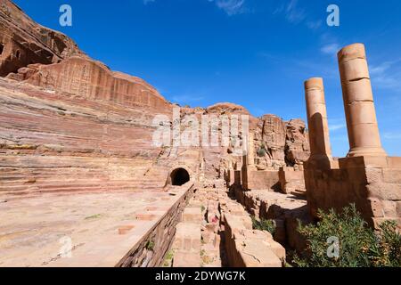 Petra Amphitheater in Stein gehauen bei Petra, Jordanien. Altes Theater im hellenistischen Stil. Von Nabatean erbautes Amphitheater. Stockfoto