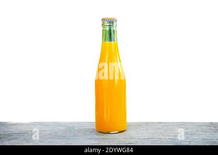 Orangensaft in Glasflaschen auf weißem Hintergrund verpackt Stockfoto