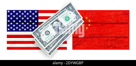 Dollar USA und China Flagge Design auf Holzhintergrund, Business-Investition Konzept Stockfoto