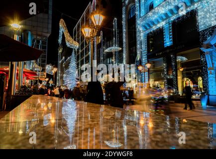 Budapest, Ungarn, Dezember, 2020 :traditionelle Weihnachten beleuchtete Dekorationen auf Fashion Street, die berühmte Einkaufsstraße in der Innenstadt.lange Ausstellung Stockfoto