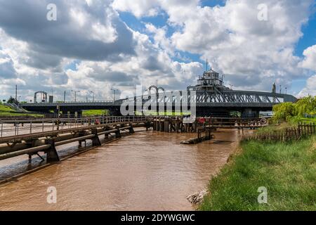 Brücke über den Fluss Nene in Sutton Bridge, Lincolnshire, England, Großbritannien Stockfoto