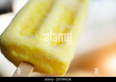 Die Menschen essen Eis mit Fruchtgeschmack. Stockfoto