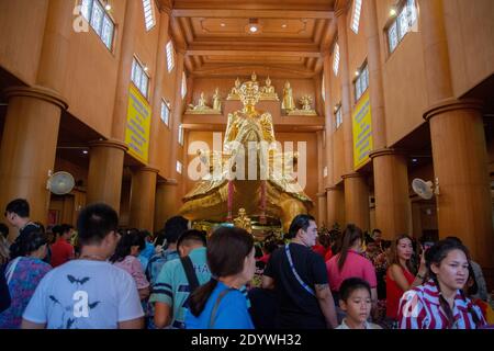 31. März 2019 in Nakorn Prathom Thailand sind Menschen unterwegs Im Wat Rai Tang Thong in der Provinz Nakhon Pathom viele Die Menschen hörten die Geschichte von Luang Pu Liu Stockfoto