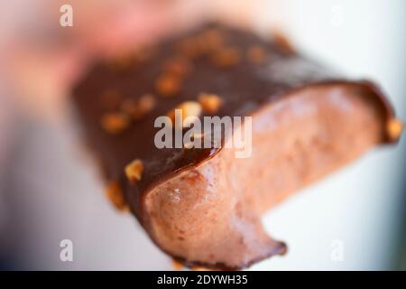 Menschen essen schokoladenbeschichtete Popsicle Stockfoto