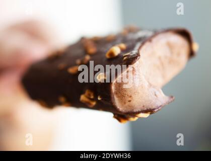 Menschen essen schokoladenbeschichtete Popsicle Stockfoto