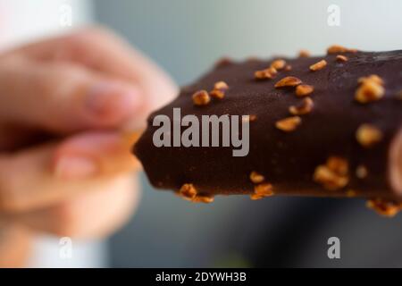 Menschen essen schokoladenbeschichtete Popsicle Stockfoto