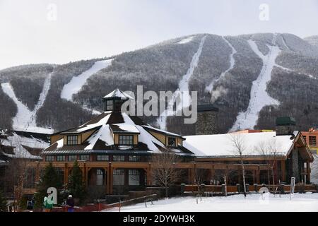 Stowe Mountain Ski Resort Lodge in Spruce Peak Dorf im Dezember- frühe Wintersaison in VT, hochauflösende Bild Stockfoto