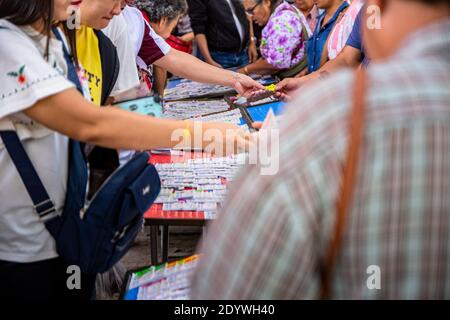 31. März 2019 in Nakorn Prathom Thailand werden die Menschen kaufen Lotterie Stockfoto