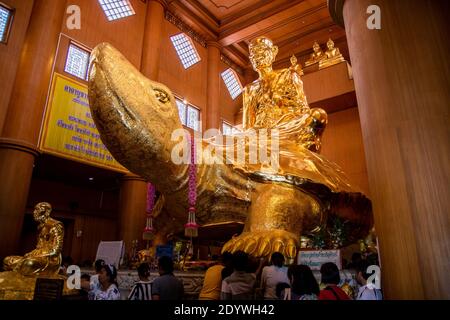 31. März 2019 in Nakorn Prathom Thailand sind Menschen unterwegs Im Wat Rai Tang Thong in der Provinz Nakhon Pathom viele Die Menschen hörten die Geschichte von Luang Pu Liu Stockfoto