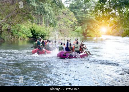 Die Leute surfen in der Mitte des Rafting, Rafting in den Stromschnellen. Stockfoto