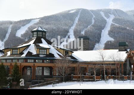 Blick auf die Stowe Mountain Ski Resort Lodge und Gipfel Mansfield Pisten von Spruce Peak Mitte Dezember - Anfang der Wintersaison in VT. Stockfoto