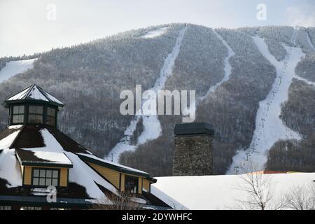 Blick auf die Stowe Mountain Ski Resort Lodge und Gipfel Mansfield Pisten von Spruce Peak Mitte Dezember - Anfang der Wintersaison in VT. Stockfoto