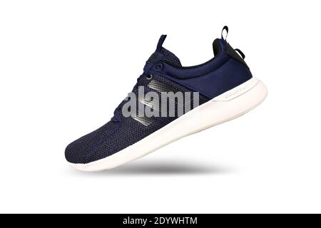 Samut Sakhon Thailand February 21, 2018 : Produkt Shoot von Adidas Herren Sport Laufschuh auf weißem Hintergrund, Adidas Laufschuhe Stockfoto