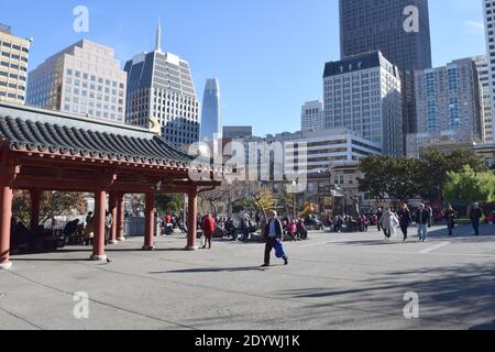 Pagodenstruktur am Portsmouth Square, in der Nähe von Chinatown, San Francisco. Stockfoto