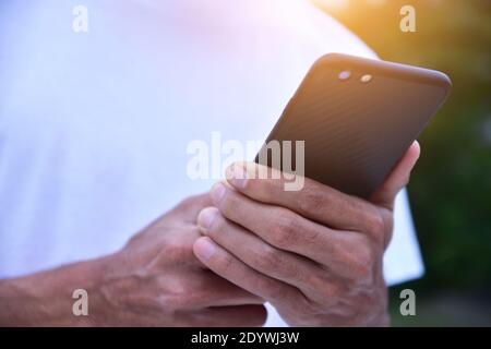 Menschen tragen weiße Hemden sind mit Mobiltelefonen. Für Kommunikation und Online-Produkthandel Stockfoto