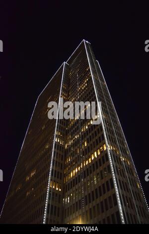 Blick auf zwei Embarcadero Center in der Nacht. Stockfoto