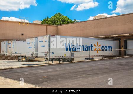 Gwinnett, County USA - 05 31 20: Walmart Trucks rückten in eine Ladedock in der Rückseite des Ladens Stockfoto