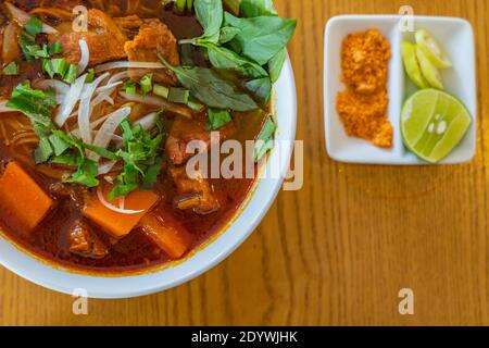 Draufsicht Foto von vietnamesischen geschmorten Rindfleisch Nudel- Bo Kho Stockfoto