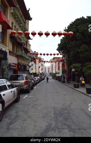 Rote Papierlaternen hängen über den Straßen von Chinatown, Kalifornien. Stockfoto