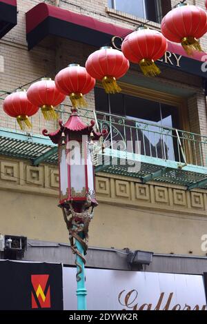 Rote Papierlaternen hängen über den Straßen von Chinatown, Kalifornien. Stockfoto