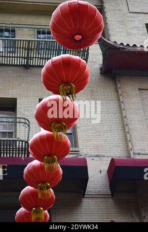 Rote Papierlaternen hängen über den Straßen von Chinatown, Kalifornien. Stockfoto