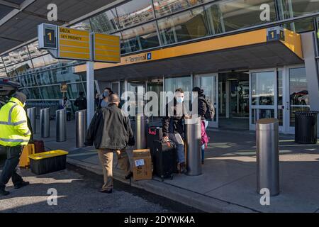 New York, Usa. Dezember 2020. Die Passagiere kommen am Terminal 4 des John F. Kennedy International Airport (JFK) in New York City an.Gouverneur Andrew Cuomo gab bekannt, dass drei Fluggesellschaften, die Flüge von Großbritannien nach New York City anbieten, Reisende aus Großbritannien auf eine neue COVID-19-Sorte testen werden. Diese Fluggesellschaften sind Delta, Virgin Airlines und British Airways, und alle haben zugestimmt, dies zu tun. Kredit: SOPA Images Limited/Alamy Live Nachrichten Stockfoto