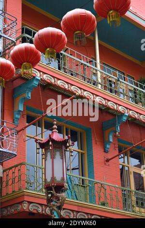 Rote Papierlaternen hängen über den Straßen von Chinatown, Kalifornien. Stockfoto