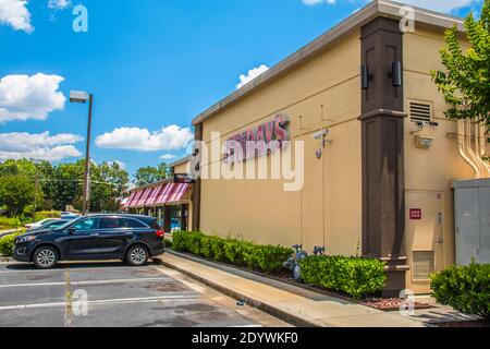 Gwinnett, County USA - 05 31 20: TGI Fridays Restaurant Blick auf die Hinterecke und Autos Stockfoto