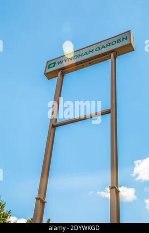 Gwinnett, County USA - 05 31 20: Wyndham Garden Hotel Street sign Stockfoto