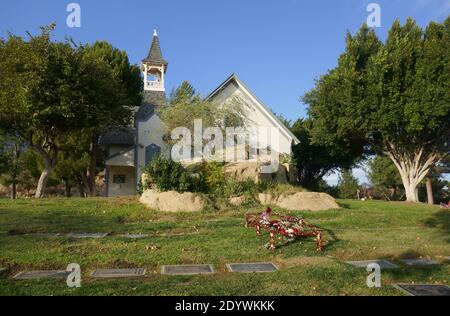 Chatsworth, California, USA 25. Dezember 2020 EINE Gesamtansicht der Kapelle im Oakwood Memorial Park und Friedhof am 25. Dezember 2020 in Chatsworth, California, USA. Foto von Barry King/Alamy Stockfoto Stockfoto