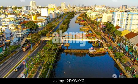 Luftaufnahme von Ben Binh Dong (Binh Dong Hafen) im Mondneujahr ( Tet Festical in Vietnam) mit Blumenbooten entlang des Flusses. Urlaub und Land Stockfoto