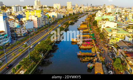 Luftaufnahme von Ben Binh Dong (Binh Dong Hafen) im Mondneujahr ( Tet Festical in Vietnam) mit Blumenbooten entlang des Flusses. Urlaub und Land Stockfoto