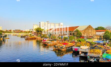 Luftaufnahme von Ben Binh Dong (Binh Dong Hafen) im Mondneujahr ( Tet Festical in Vietnam) mit Blumenbooten entlang des Flusses. Urlaub und Land Stockfoto