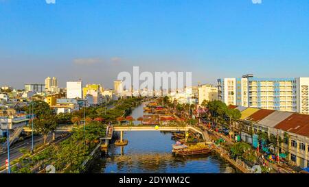 Luftaufnahme von Ben Binh Dong (Binh Dong Hafen) im Mondneujahr ( Tet Festical in Vietnam) mit Blumenbooten entlang des Flusses. Urlaub und Land Stockfoto