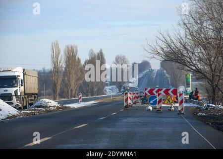 Straßenarbeiten, horizontal. Tankstelle auf der rechten Seite. Stockfoto