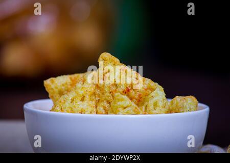 Weit entfernt (auch Fryum) ist ein indisches Imbissgut, das vor allem aus Kartoffelstärke und getöntem Sago besteht. Stockfoto