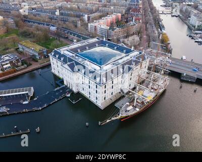 Amsterdam, Nord-Holland, Niederlande - 12-25-2020 Amsterdam Zentrum, Luftaufnahme das Scheepvaartmuseum und das historische Boot Martimgeschichte Stockfoto