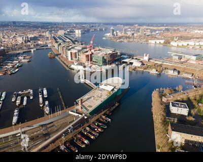 Amsterdam, Nord-Holland, Niederlande - 12-25-2020 Amsterdam Zentrum, Luftaufnahme das Stadtzentrum Nemo Oosterdok ithe IJ River, IJ Tunnel Entrance Stockfoto