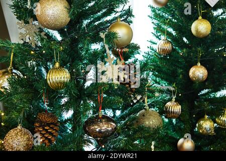 Weihnachtsbaum mit Spielzeug geschmückt. Neujahrskonzept Stockfoto