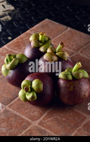 Mangostan, Manggis, Garcinia Mangostan ist eine tropische, essbare Frucht aus Südostasien. Sie sind süß, würzig und saftig. Stockfoto