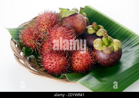 Mangostan und Rambutan auf Bananenblatt-Plater, Nephelium lappaceum Stockfoto