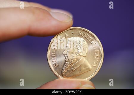 Nahaufnahme einer Krugerrand, südafrikanische Goldmünze Stockfoto
