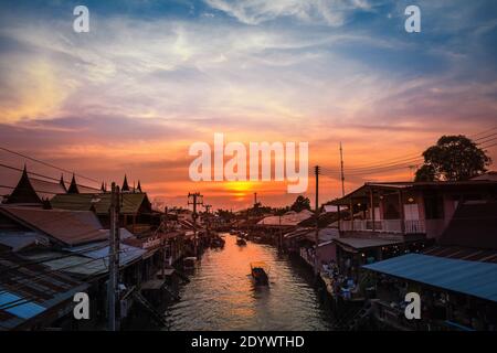 28. Januar 2018 Samut Songkhram Thailand Boot in den Fluss am Markt Amphawa Samut Songkhram Stockfoto