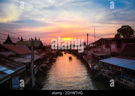 28. Januar 2018 Samut Songkhram Thailand Boot in den Fluss am Markt Amphawa Samut Songkhram Stockfoto