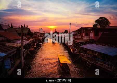 28. Januar 2018 Samut Songkhram Thailand Boot in den Fluss am Markt Amphawa Samut Songkhram Stockfoto