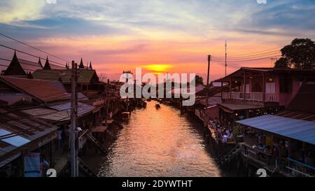 28. Januar 2018 Samut Songkhram Thailand Boot in den Fluss am Markt Amphawa Samut Songkhram Stockfoto