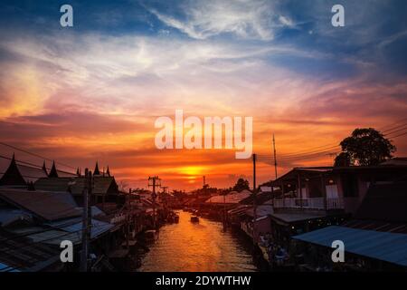 28. Januar 2018 Samut Songkhram Thailand Boot in den Fluss am Markt Amphawa Samut Songkhram Stockfoto