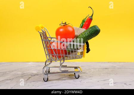 Gemüse und Obst in den Mini-Warenkorb. Gesunde Ernährung. Copyspace Stockfoto