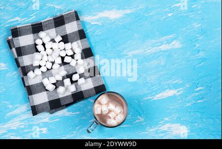 Weiße Marshmallows und heiße Schokolade in einem Becher. Draufsicht auf blauem Hintergrund. Copyspace Stockfoto